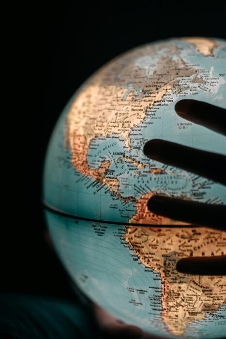 Dłoń obejmująca świecący globus