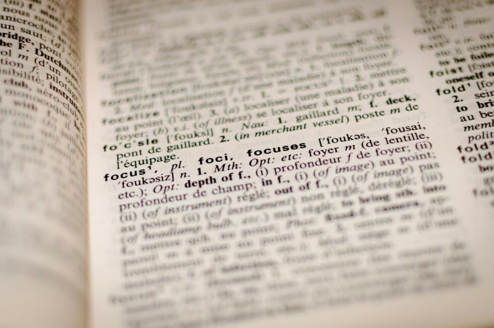 Strona ze słownika angielskiego z wyróżnionym słowem focus. Unsplash: Romain Vignes